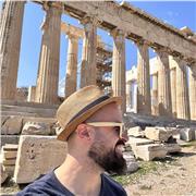 Adapto las clases a las necesidades del alumnado. Aportó gran experiencia como formador , aportó material didáctico y me encanta trabajar desde la mayeutica